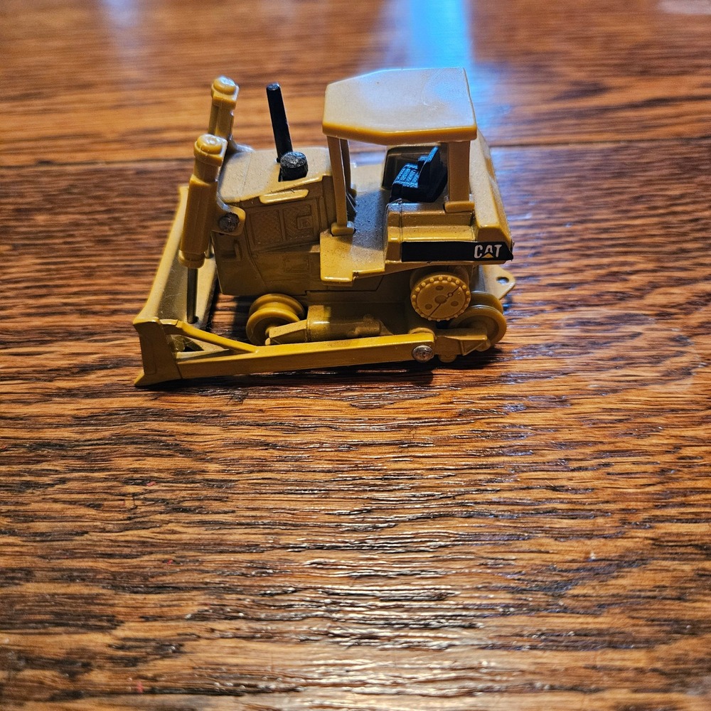 Norscot Caterpillar CAT Bulldozer Diecast Model 8121 Yellow Construction Vehicle
